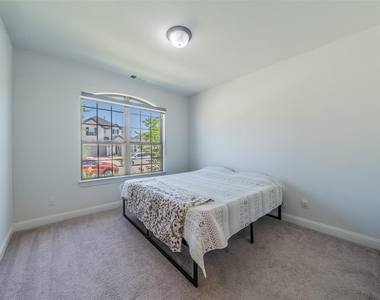 921 Bayberry Drive - Photo Thumbnail 25