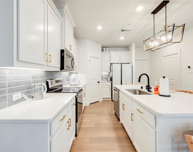 2618 La Cala Drive - Photo Thumbnail 6
