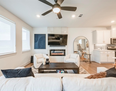 2618 La Cala Drive - Photo Thumbnail 2