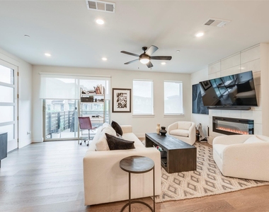 2618 La Cala Drive - Photo Thumbnail 3
