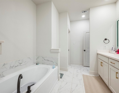 2618 La Cala Drive - Photo Thumbnail 18