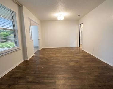 506 N Royal Oak Drive - Photo Thumbnail 2