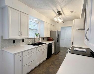 506 N Royal Oak Drive - Photo Thumbnail 3