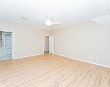 669 Nottingham Drive - Photo Thumbnail 12