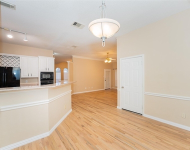 669 Nottingham Drive - Photo Thumbnail 5