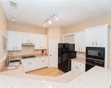 669 Nottingham Drive - Photo Thumbnail 7