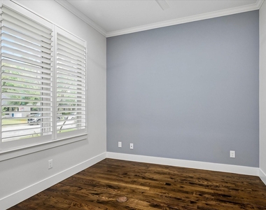 5434 Martel Avenue - Photo Thumbnail 2