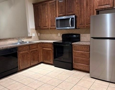 2245 Colby Lane - Photo Thumbnail 7