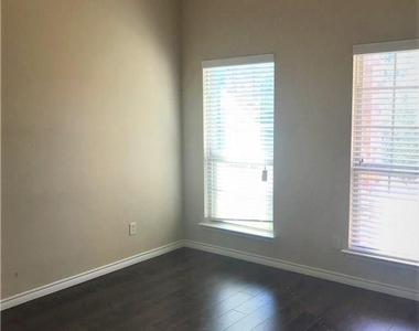 2245 Colby Lane - Photo Thumbnail 5