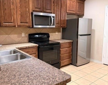 2245 Colby Lane - Photo Thumbnail 6