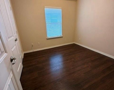 2245 Colby Lane - Photo Thumbnail 10