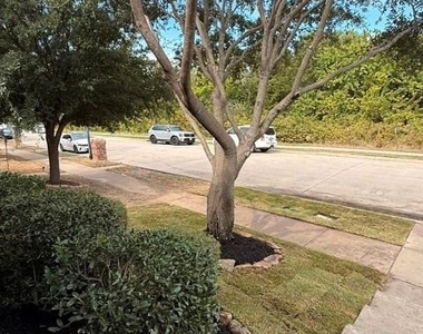 2245 Colby Lane - Photo Thumbnail 3