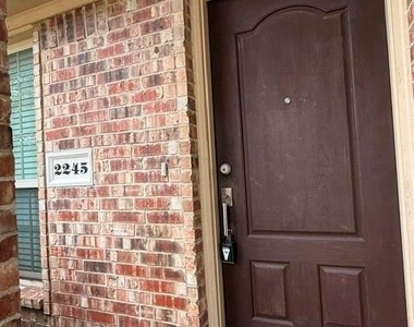 2245 Colby Lane - Photo Thumbnail 4