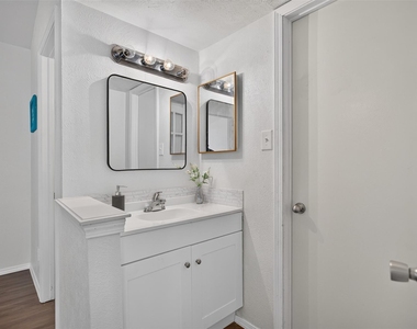 303 Liberty Place - Photo Thumbnail 8