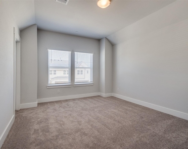 8821 Enclave Way - Photo Thumbnail 17
