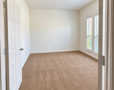 6344 Ferncreek Lane - Photo Thumbnail 12