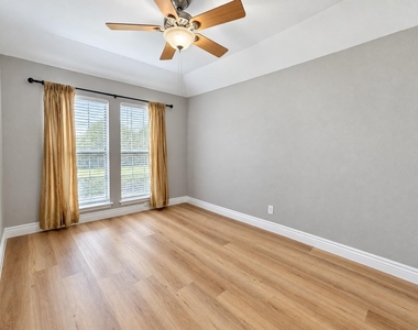 1123 Emily Lane - Photo Thumbnail 16