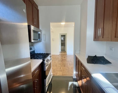 200 E 71st St @ 3rd Ave - Photo Thumbnail 4