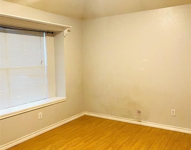804 Boxwood Drive - Photo Thumbnail 9