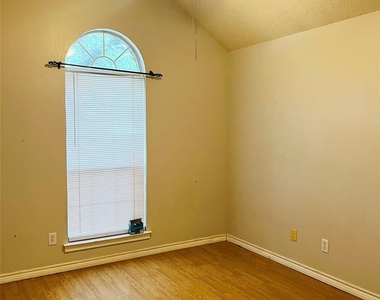804 Boxwood Drive - Photo Thumbnail 10
