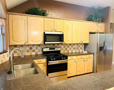 804 Boxwood Drive - Photo Thumbnail 6