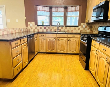 804 Boxwood Drive - Photo Thumbnail 5