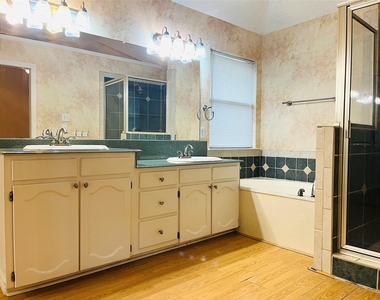 804 Boxwood Drive - Photo Thumbnail 8