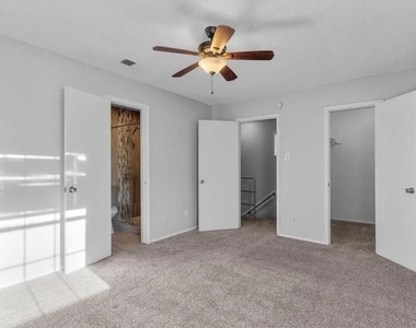 5326 Columbia Avenue - Photo Thumbnail 9