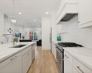732 W 7th Street - Photo Thumbnail 9