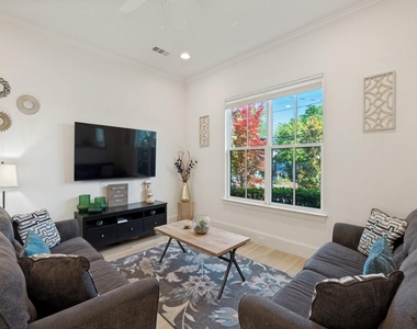 732 W 7th Street - Photo Thumbnail 3