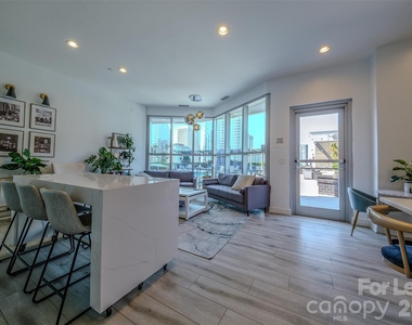 333 W Trade Street - Photo Thumbnail 37