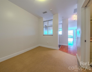 333 W Trade Street - Photo Thumbnail 19