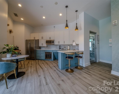 333 W Trade Street - Photo Thumbnail 36