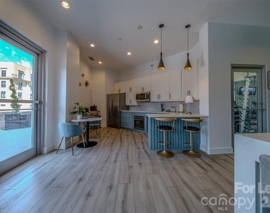 333 W Trade Street - Photo Thumbnail 38