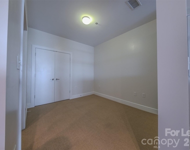 333 W Trade Street - Photo Thumbnail 25