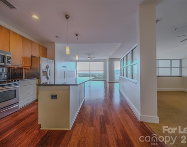 333 W Trade Street - Photo Thumbnail 12