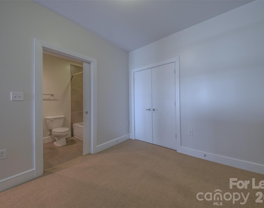 333 W Trade Street - Photo Thumbnail 24