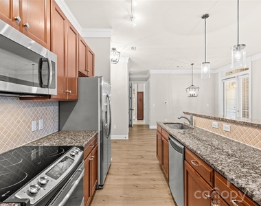 2810 Selwyn Avenue - Photo Thumbnail 10