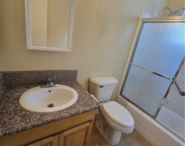 1216 N Formosa N - Photo Thumbnail 7