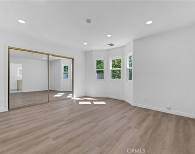 17706 Collins Street - Photo Thumbnail 14
