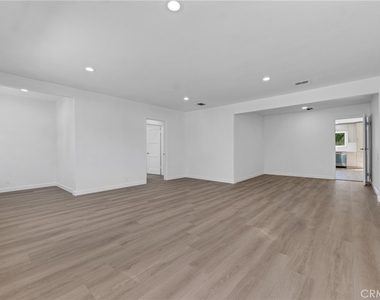 17706 Collins Street - Photo Thumbnail 11