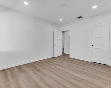 17706 Collins Street - Photo Thumbnail 15