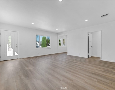 17706 Collins Street - Photo Thumbnail 12