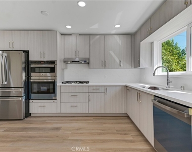 17706 Collins Street - Photo Thumbnail 3
