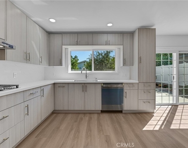 17706 Collins Street - Photo Thumbnail 5