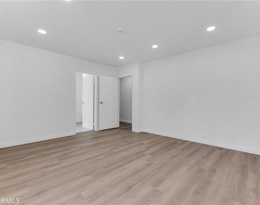 17706 Collins Street - Photo Thumbnail 16