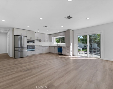 17706 Collins Street - Photo Thumbnail 10