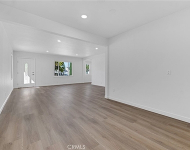 17706 Collins Street - Photo Thumbnail 13
