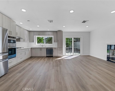 17706 Collins Street - Photo Thumbnail 6