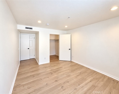 17735 Kinzie - Photo Thumbnail 12